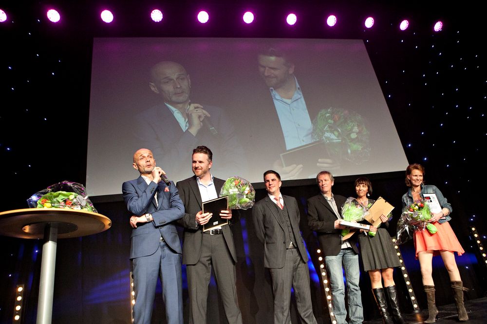 Eskil Engdal (til venstre) skal ha blitt nektet innreise til Namibia. Her avbildet fra da han og Aleksander Nordahl fikk Internasjonal Reporters journalistpris 2012 for "Jakten på bloddiamanten".
