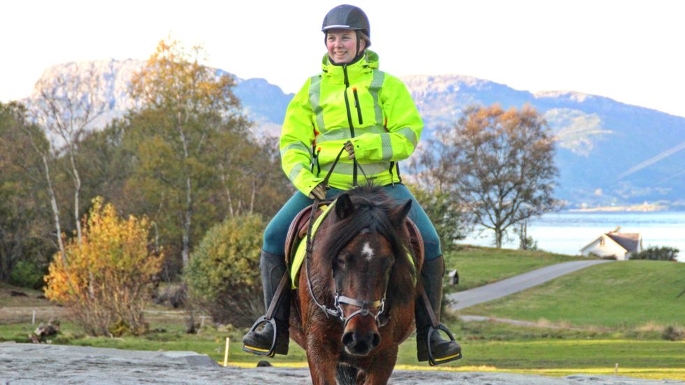 Anna Bygstda Vie og Hedda frå første ridetur på bane i Brosvik etter at den vart laga.