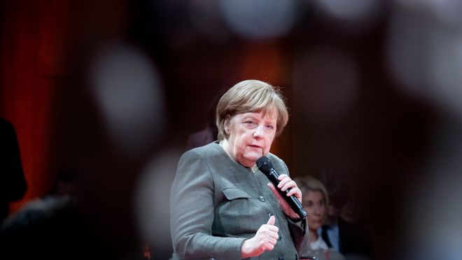 Tysklands forbundskansler Angela Merkel har fått gjennom et forslag om å kreve tydelig definerte sikkerhetsstandarder av landets kommende 5G-leverandører, men har forhandlet bort forslag om Huawei-forbud. Bildet er tatt under «Global Solutions Summit» in Berlin i mars.