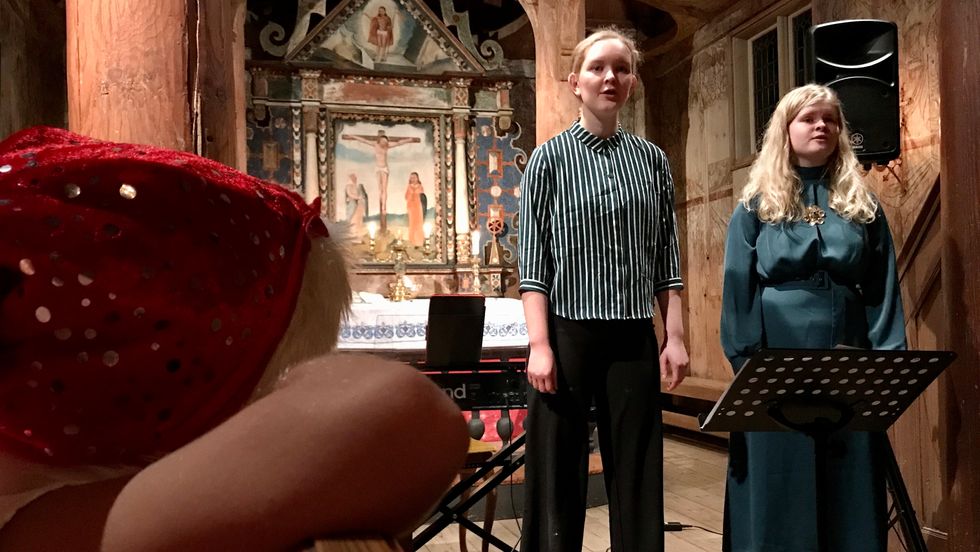 UNG DUO: Louise Tveito (16) og Dordi Boksasp Lerum (17) spelte måndag den første av til saman tre julekonsertar.