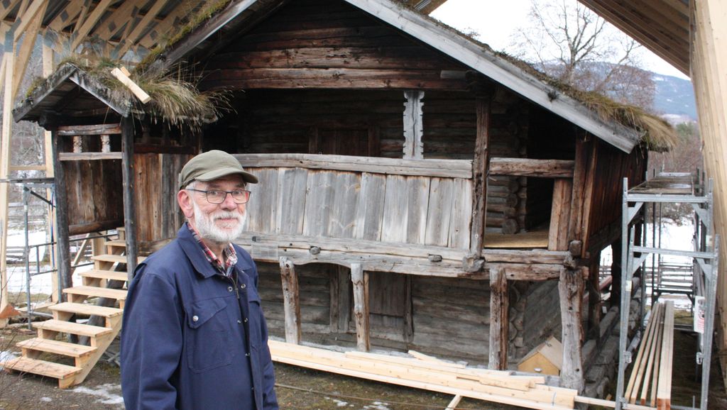 FLYTTA TRE GONGER: Ole Fredskild, museumshandtverker ved De Heibergske Samlinger kan fortelje av Kvammeloftet kjem frå Lærdal og det har blitt flytta minst ein gong til før den havna på Vestreim.