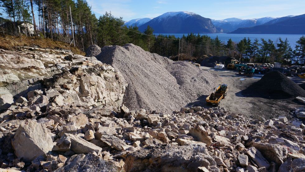STEIN: Karl Inge Larsen i Gamlevegens Venner skildrar industritomta Kvammen indre i Lavik som eit steinkrater. Biletet er teke i mars 2017 og området ser om lag likt ut i dag.