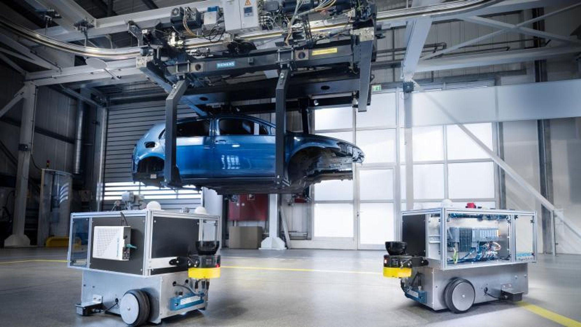 På Siemens' testsenter i Nürnberg er nå et privat 5G-nettverk i drift. Roboter som disse skal testes på nettverket.