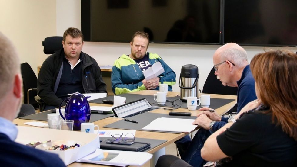 FORKLARING: Brødrene Martin (t.v.) og Steinar (t.h.) Bjørkhaug i Bjørkhaug Maskin AS forklarte politikarane i planutvalet kvifor det har vore vanskeleg å ferdigstille industritomta Kvammen indre i Lavik.