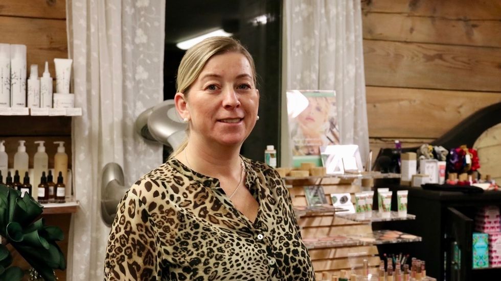 KUNDEKVELD: Margunn Hagen fortel at sminketips og neglebehandling sto på agendaen for dei som var innom.