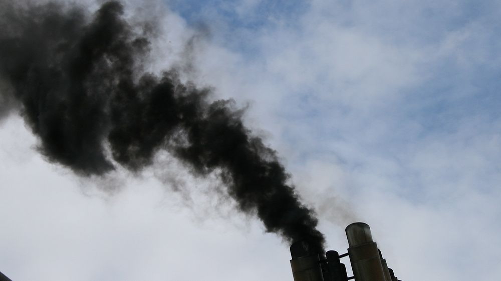 Svart og fæl eksos fra skipsmotoren ved oppstart. Den inneholder svovel, sot og partikler i tillegg til nitrogenoksider og CO2. Med CO2-fangst og lagring i form av tørris, kan skip fortsatt bruke tungolje og diesel.