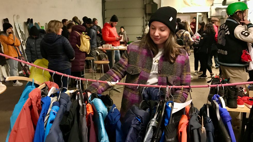 KUPPJAKT: Katarina Hodal hadde teke turen innom for å sjå om ho kunne finna nokre brukte julegåver.