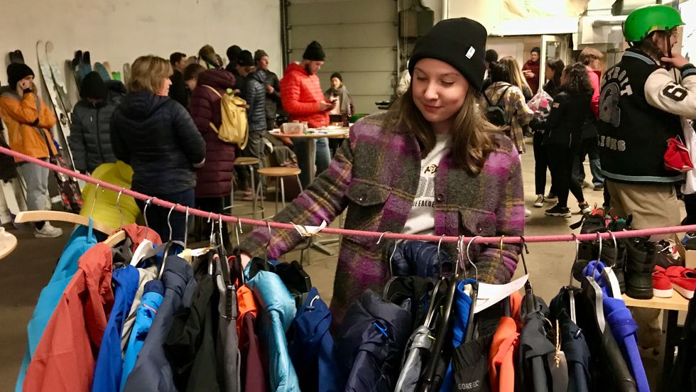 KUPPJAKT: Katarina Hodal hadde teke turen innom for å sjå om ho kunne finna nokre brukte julegåver.