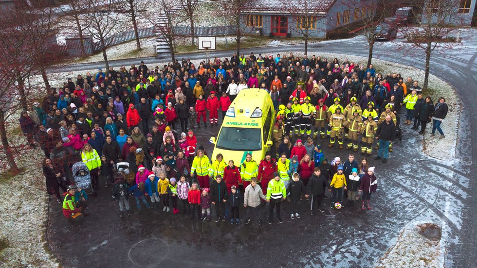 HALDT HENDER: Alle som stod kring ambulansen i Lavik haldt på slutten hender for å signalisere at dei står saman om saka.