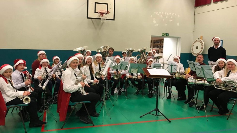 KONSERT: Byrknes skulemusikk spelte konsert på julemessa. Jostein Birknes er dirigent. – Han gjer ein super jobb og har god kjemi med musikantane, fortel korpsleiar Jill-Eva Areklett.