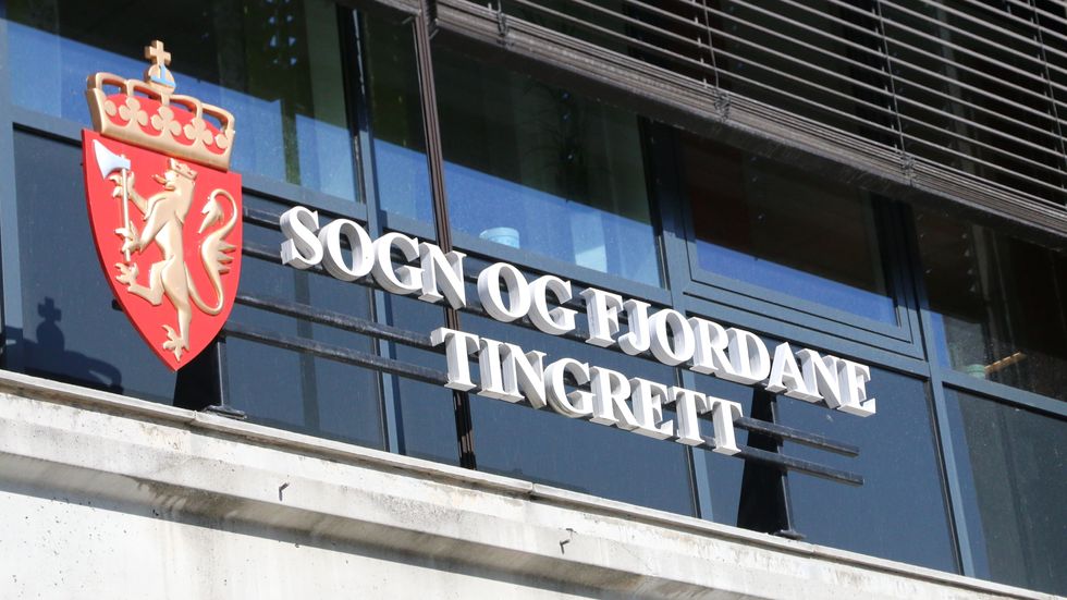 TILTALT: Ein mann i 20-åra er under tiltale for to valdshendingar på ein kveld. Over nyttår må han stille for retten i Sogn og Fjordane Tingrett.