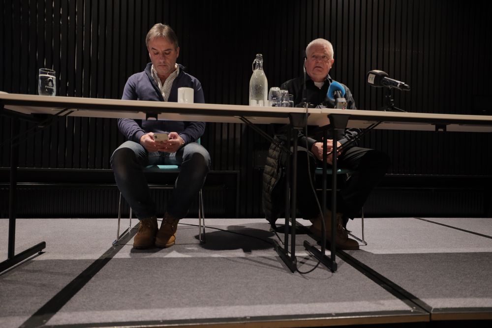 Frode Berg haldt pressekonferanse dagen etter at han kom heim til Kirkenes. Her saman med kommunikasjonsrådgjevar Sølve Stang.