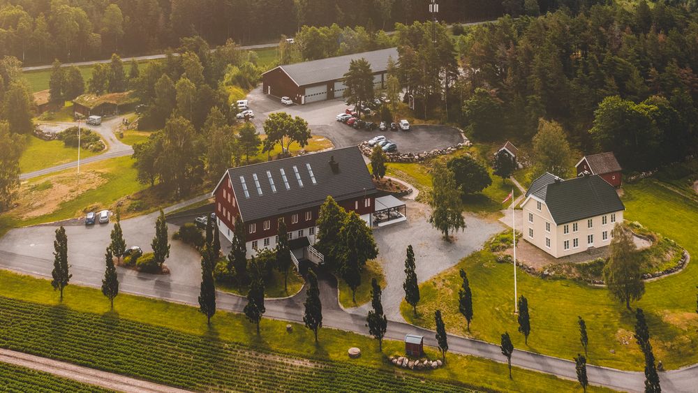 Det er i låvebygningen midt på bildet at det største datasenteret til Braathe-gruppen er lokalisert.
