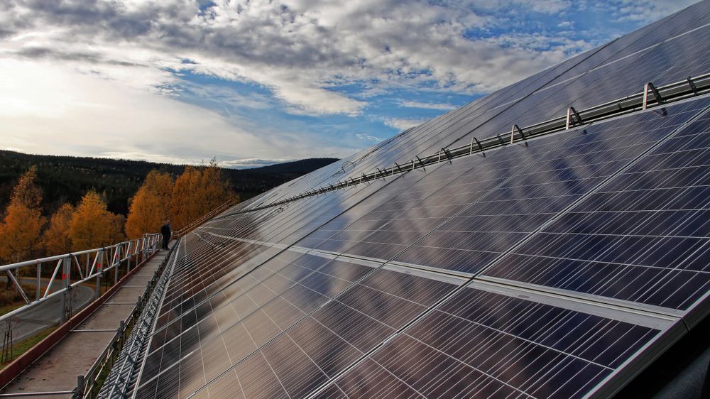 Ny nettleie med effekttariffer som setter en pris på bruk av effekt, vil gi mindre lønnsomhet til dem som har investert i solceller. – En kilowattime produsert er en kilowattime spart, sier Solenergiklyngen. Bildet er fra Høgskolen i Hedmark, som i sin tid (2013) hadde Norges største solcelleanlegg.
