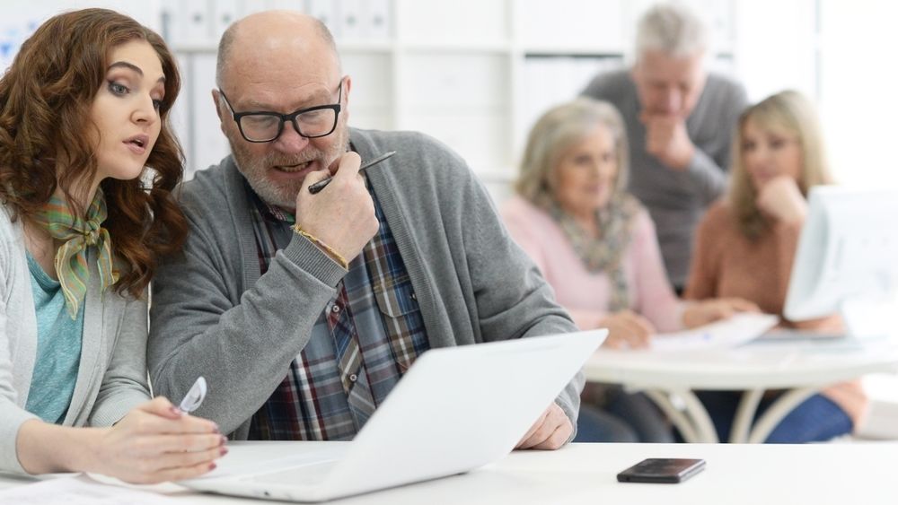 Det er forskjell på hvordan eldre og yngre arbeidstakere ser på det å ta imot kritikk og å følge regler, viser forskning.