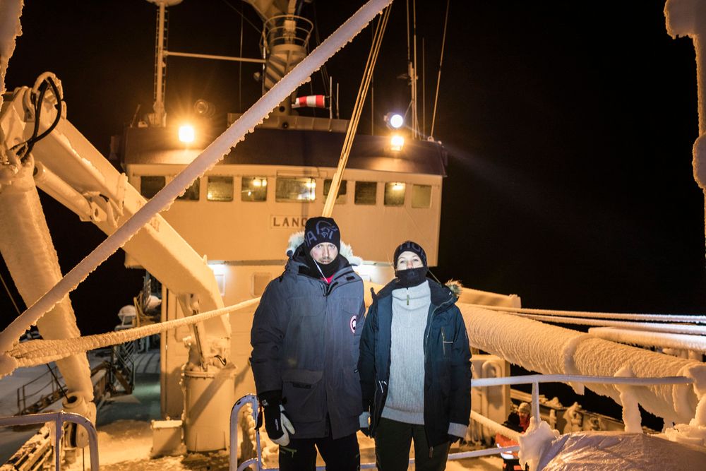 Polfarerne Børge Ousland og Mike Horn skal hentes ut av isen nord for Svalbard med Norsk Polarinstitutts tidligere forskningsskip «Lance». Her er VG-journalistene Jørgen Braastad og Oda Leraan Skjetne på skipet. Bildet gjengis med tillatelse fra VG.