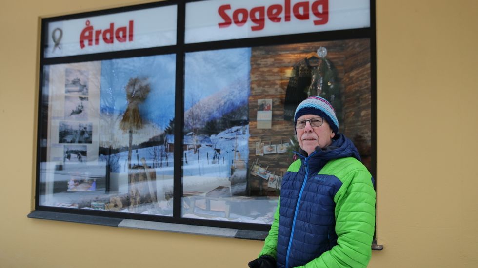 TOMME VINDAUGE: - Det er mange tomme vindauge i sentrum. Difor ville me laga litt liv, seier Jonny Asperheim i Årdal Sogelag.