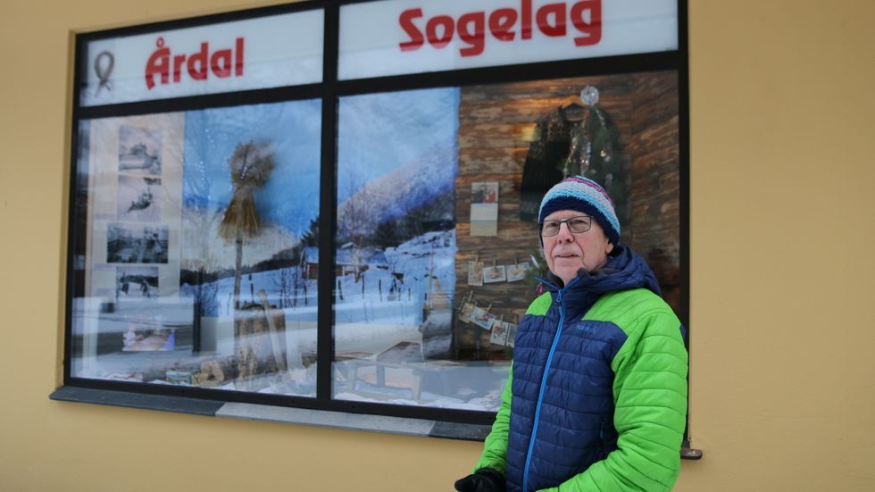 TOMME VINDAUGE: - Det er mange tomme vindauge i sentrum. Difor ville me laga litt liv, seier Jonny Asperheim i Årdal Sogelag.