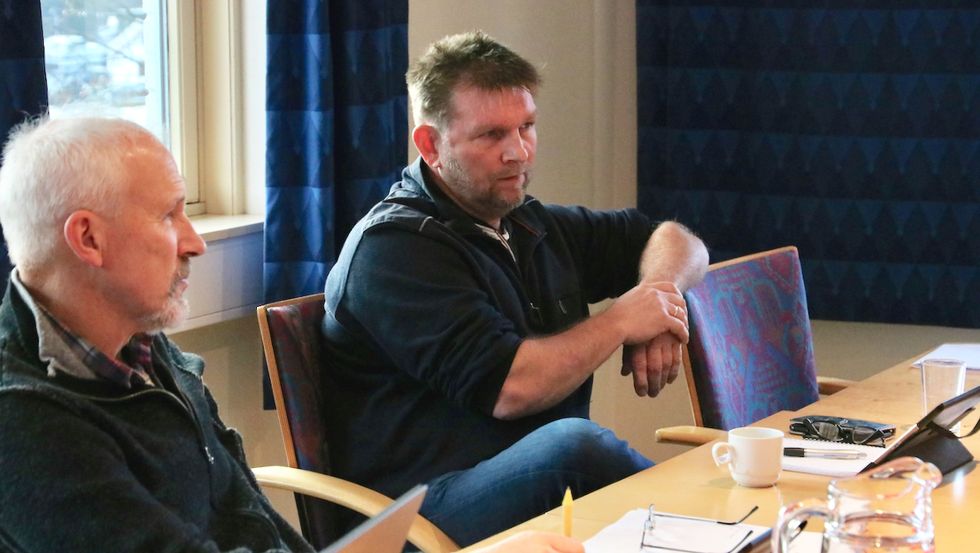 KRITISK: Ivar Eide (H) meiner Gulen kommune ikkje har følgt opp eit vedtak som vart gjort i kommunestyret i desember i fjor i bassengsaka. Ingolf Wergeland (KrF, t.v.) etterlyste meir informasjon om historikken i saka.
