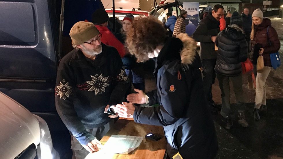GODT OPPMØTE: Produsentane hadde rigga seg til på Sjøkanten i Sogndal, og kundane stod i kø for å henta varene dei hadde bestilt.