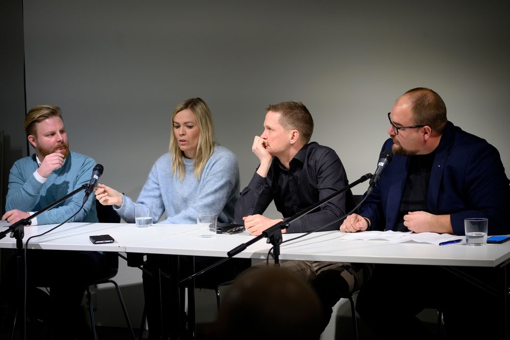 TV 2-reporter Marius Skjelbæk, NRK-programleder Carina Olset, VG-kommentator Leif Welhaven og M24-redaktør Erik Waatland i debatt om sportsjournalistikk 4. desember 2019.