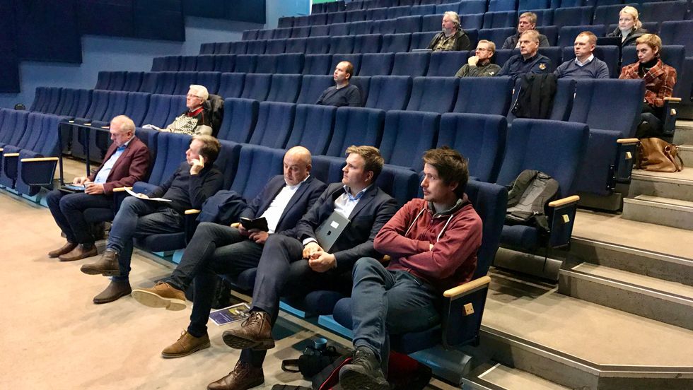 RIKELEG MED PLASS: Fjorten personar hadde møtt fram på læringsseminar i Lærdal. Minst halvparten av dei skulle halda innlegg eller var på anna vis involverte i arrangementet.