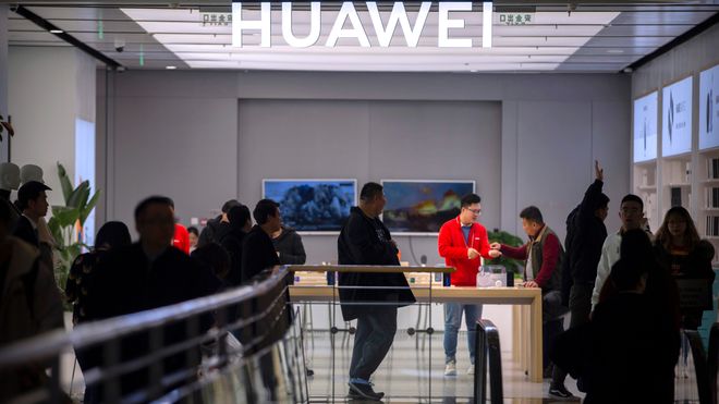 Kunder som shopper i en Huawei-butikk i Beijing.