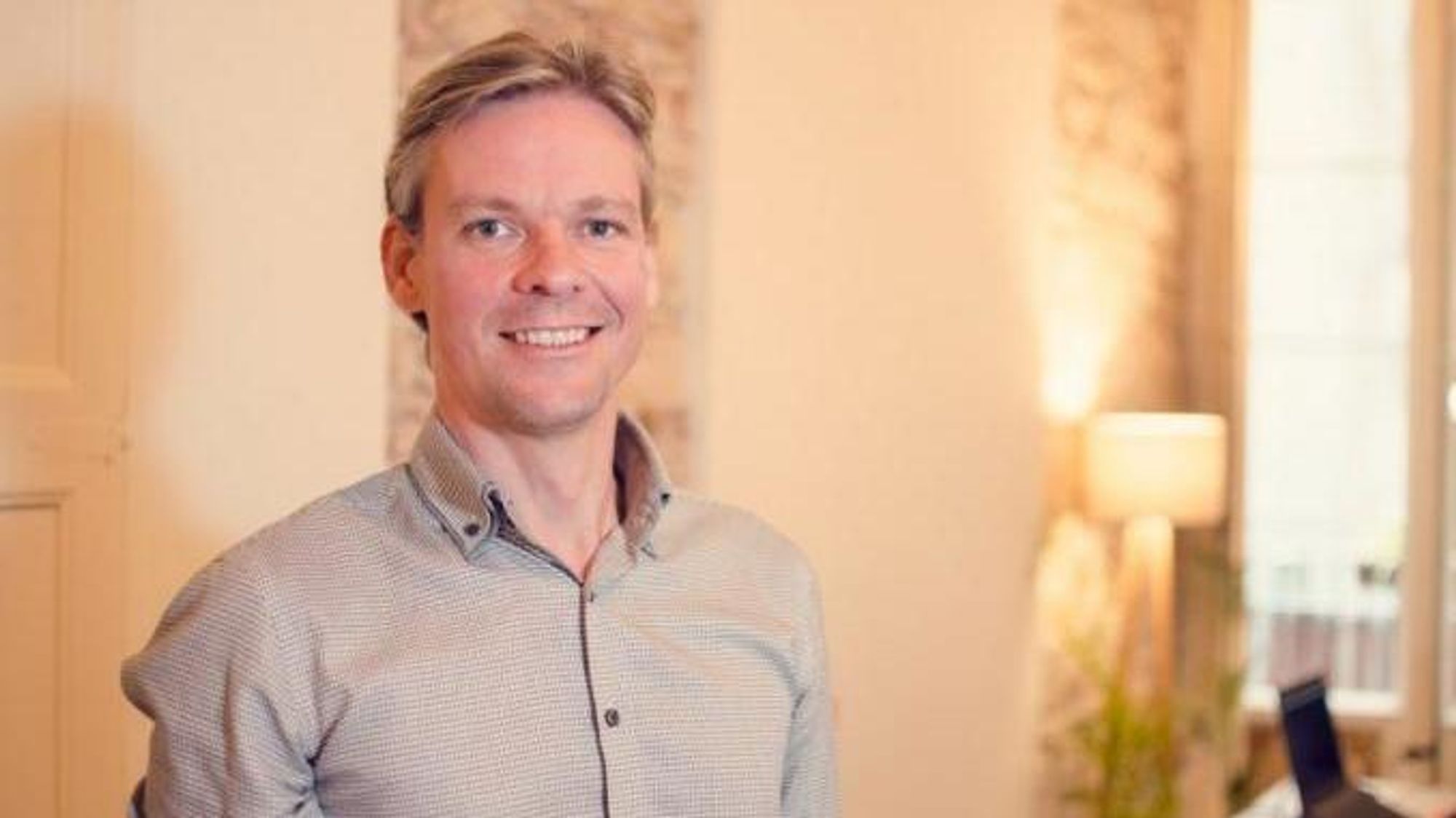 Casper Wilstrup er utdannet fysiker og har i 18 år jobbet med å bygge systemer til databehandling og kunstig intelligens. Senest har han brukt tre år som teknologidirektør (CTO) hos Blackwood Seven A/S.