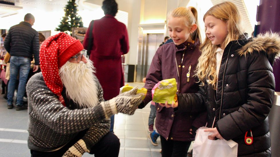 Julemoro på Sogndal kulturhus. Fride Bøyum og Mie Krogh Ravnestad saman med nissen.