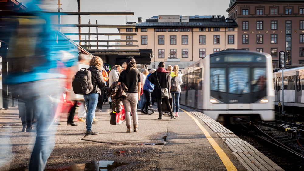 Ruter påpeker at sporing av billettkjøp strider mot andre lovverk, og avventer en avklaring før de begynner å knytte persondata til billettkjøp i app slik det kreves i nyinnført lov.
