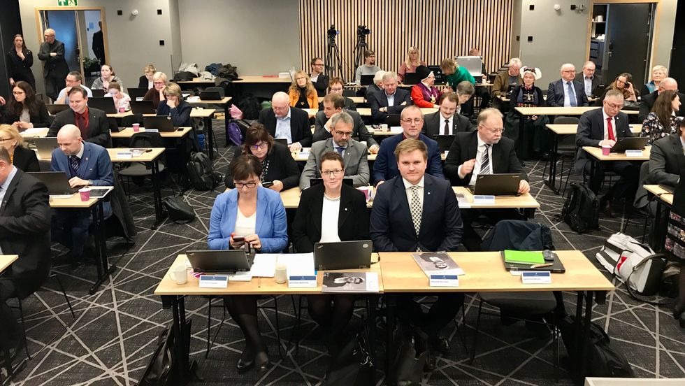 HISTORISK MØTE: Fylkestinget i Sogn og Fjordane er tysdag samla til eit aller siste møte. Karen Marie Hjelmeseter, Aleksander Øren Heen og Arnstein Menes er blant politikarane som er på plass på den historiske hendinga.