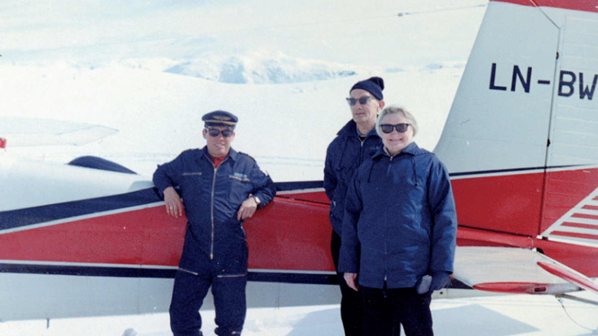 GODT HUMØR: Trygt nede på Mastrehaugfjellet ved Biskaholten. Frå venstre, flygaren, Jan Seim og Haldis Seim.