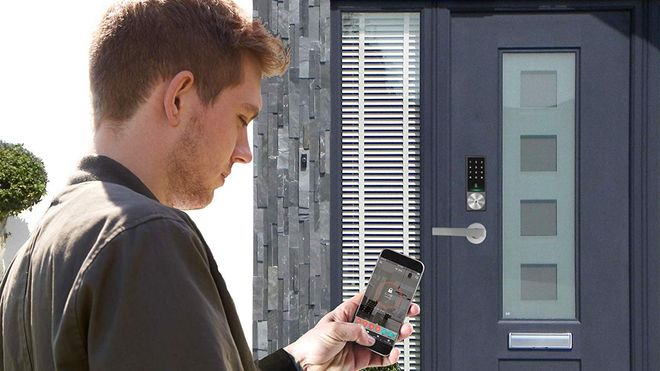 Person som bruker en mobilapp til å låse opp eller igjen en KeyWe-smartlås.