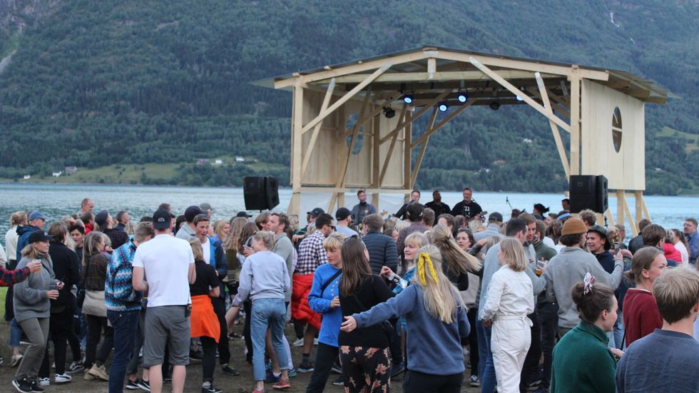 Festivalen tar plass like ved fjorden, og arrangørane vil ikkje auka deltakartalet for mykje blant anna for å passe på naturen rundt.