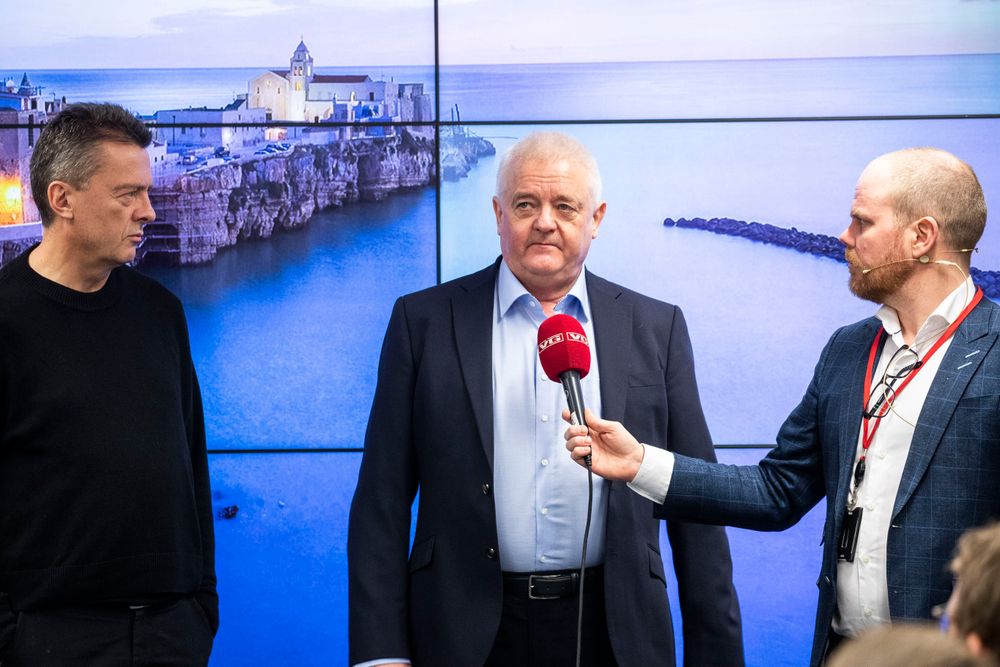 Frode Berg (i midten) og hans advokat Brynjulf Risnes (til venstre) på besøk i VG, der de ble intervjuet av redaktør Gard Steiro.