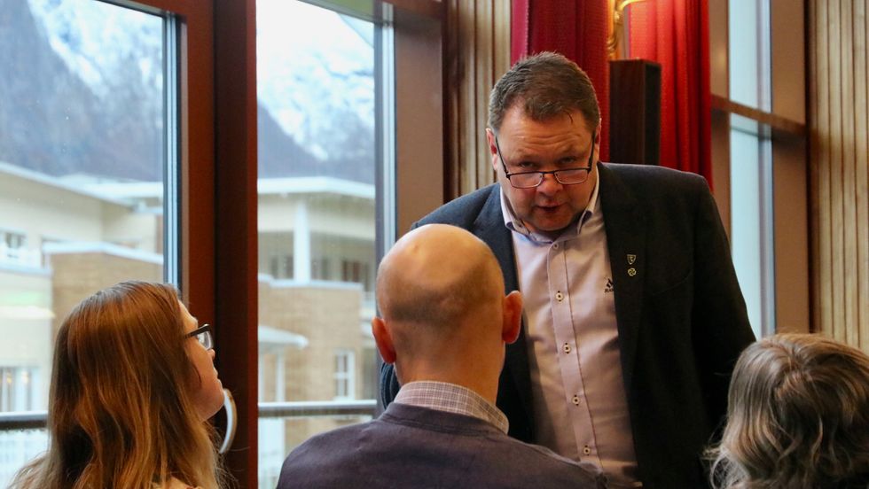 STØTTE: Høyanger Sp fekk støtte frå dei andre partia då dei førslo å sjå på korleis Høyanger næringsutvikling AS (HNU) bør organiserast i framtida. Gruppeleiar Geir Helge Østerbø var sjølv ugild i saka sidan han sit i styret i HNU og Eirin Borlaug presenterte saka for partiet.