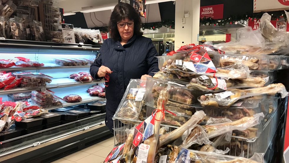 BUTIKKSAL: Marit Røysum i Sognalam er på Meny i Sogndal for å festa på nytrykte juleetikettar. I år er første gongen den lokale satsinga har fått innpass i butikkhyllene.