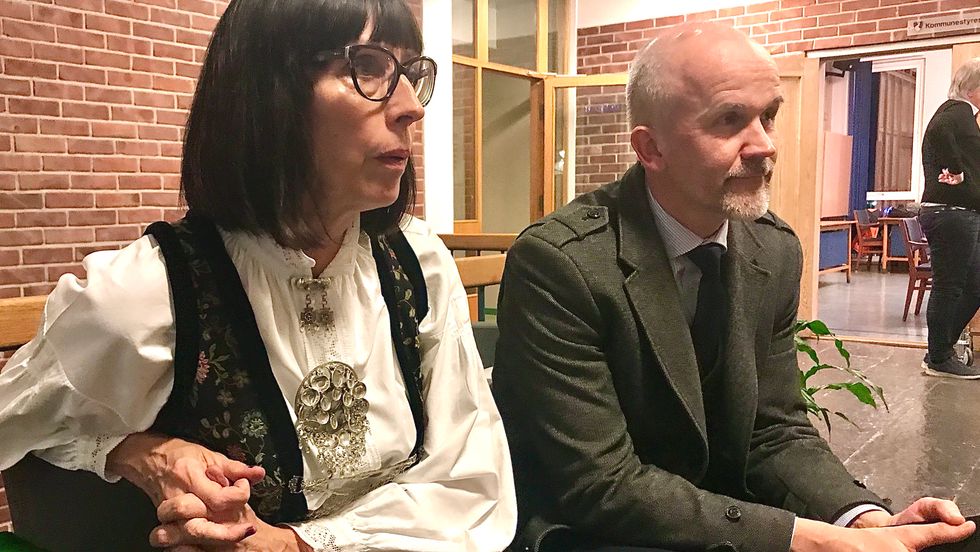 STORE PLANAR: Gunhild Bøyum (H) og Magne Bruland Selseng (Sp) i byggjenemnda har store planar for hallprosjektet i Sogndal, men trur ikkje innbyggjarane heilt veit kva dei syslar med.