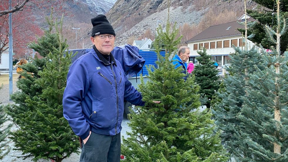 KJEMPAR FOR EKTE JULETRER: Jørgen Asperheim tykkjer det er viktig å halde på tradisjonen med ekte juletrer istaden for plast.