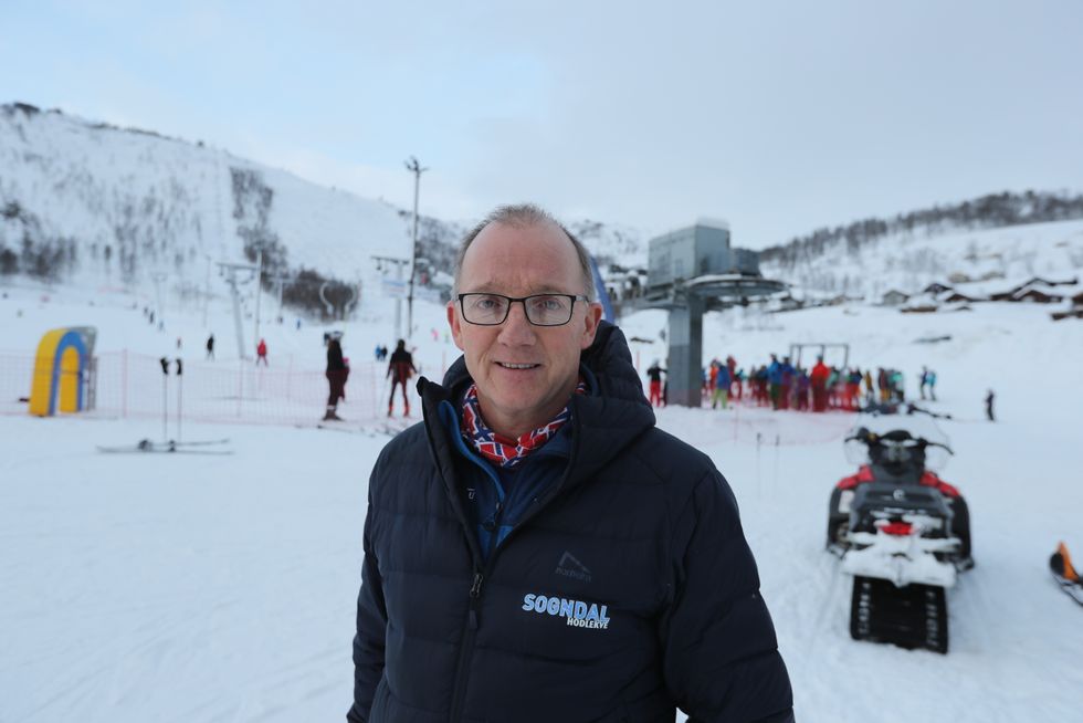 STENGJER: Dagleg leiar Per Odd Grevsnes ved Sogndal Skisenter Hodlekve stengjer Dalalåven, men trekket held ope.