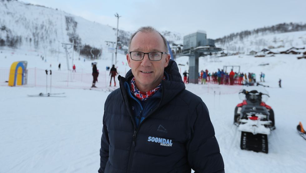 SNØFORHOLD: Dagleg leiar, Per Odd Grevsnes, fortel at snøforholda er éin av grunnane til rekordoppmøtet til sesongopninga til Sogndal skisenter i dag.