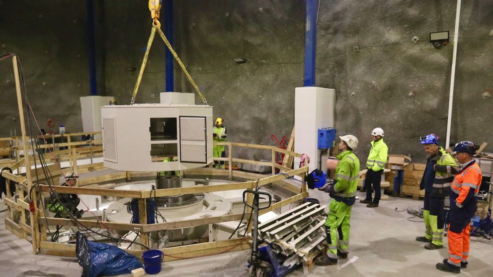 TOPPLOKK: Her kjem topplokket på generatoren som står midt i kraftstasjonen.
