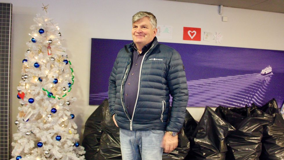 NØGD: Jørgen Christian Lindstrøm, direktør ved Quality Hotel Sogndal kan fortelje at det einsame juletreet i hotellobbyen ikkje er einsamt lenger.