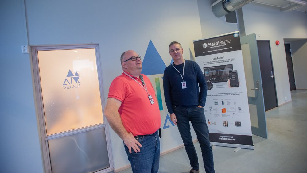 Safebase har for tiden fulle ordrebøker og det ser ikke ut til å bli mindre å gjøre når 5G-nettet gjør sitt inntog. Her er daglig leder Lars Erik Gjervan (til venstre) og leveranseansvarlig Bjørn Mangrud.