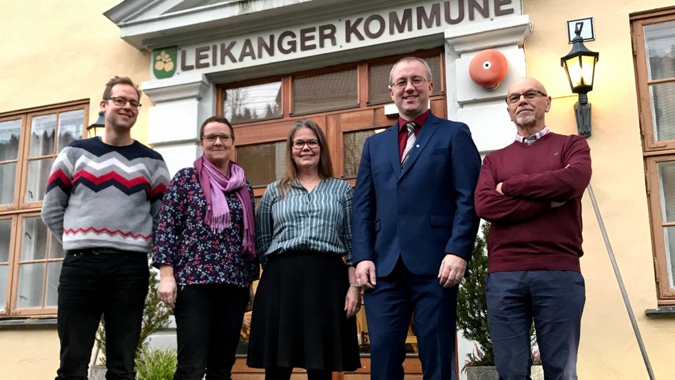 GRØN VISJON: Samarbeidspartia Sp og SV har ambisiøse klimamål for nye Sogndal kommune. Frå venstre: Sindre B. Ramung (Sp), Karen Marie Hjelmeseter (Sp), Vibeke Johnsen (SV), Arnstein Menes (Sp) og Oddbjørn Bukve (SV).