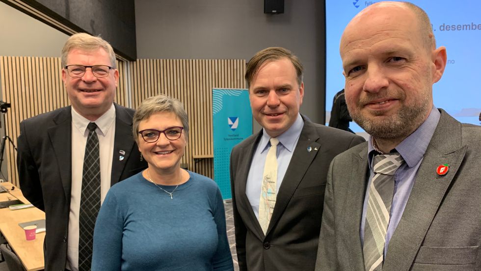 FÅR DRAHJELP: Regjeringa løyver 5,2 millionar kroner for å få utsleppsfrie rutebåtar på Sognefjorden og langs kysten av Sogn og Fjordane. Frå venstre: Noralv Distad (H), Trude Brosvik (Krf), Alfred Bjørlo (V) og Frank Willy Djuvik (Frp)