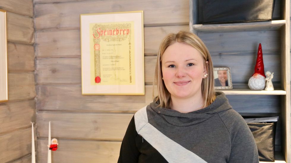 TØMRAR: Maiken Neset Uglum tok først fagbrev som tømrar før ho utdanna seg vidare.