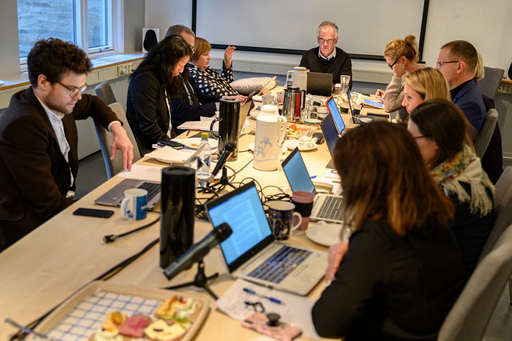 Norsk Presseforbund skal utvide rådgiverstaben med én person som skal jobbe opp mot PFU. Her er utvalget avbildet på møtet 18. desember 2019.