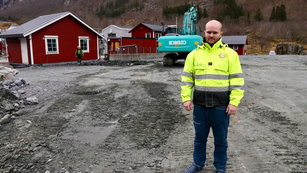 TOMT: På eit utfylt område ned mot Østerbøvatnet skal det nye tørkeanlegget for slam liggje. Tomta er klar til bygging, fortel Jan Egil Nygard.