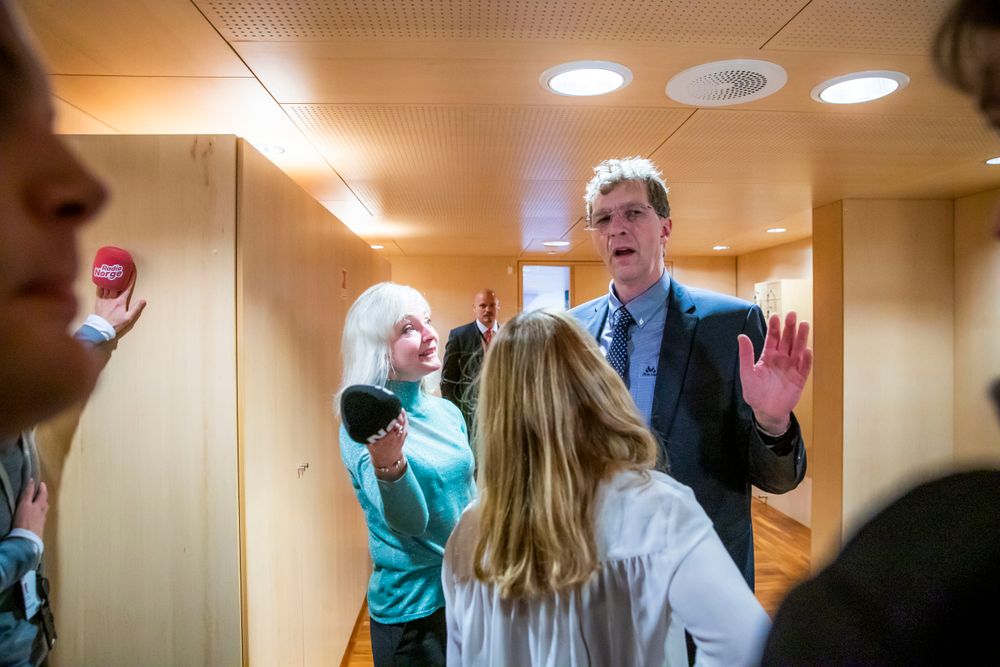 Kommunikasjonssjef Ole Berthelsen i olje- og energidepartementet snakkar med pressen etter nøkkeloverrekkinga til Sylvi Listhaug (Frp). Til venstre er Heidi Schei Lilleås i Nettavisen.